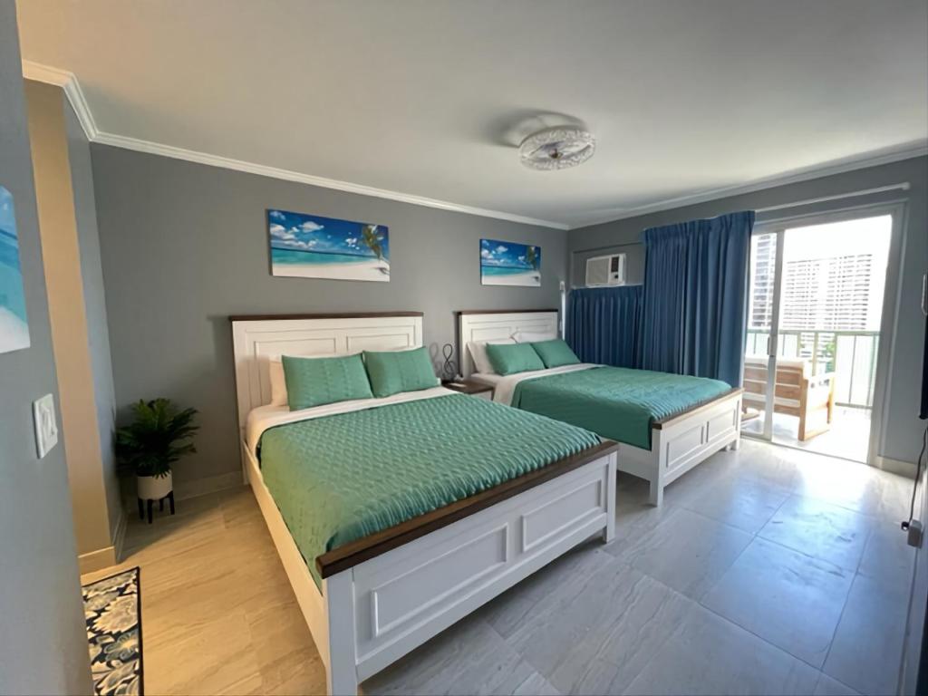 a bedroom with two beds and a window at Waikiki Condo 2 Bedrooms 2 Bathrooms with 1 free parking space in Honolulu