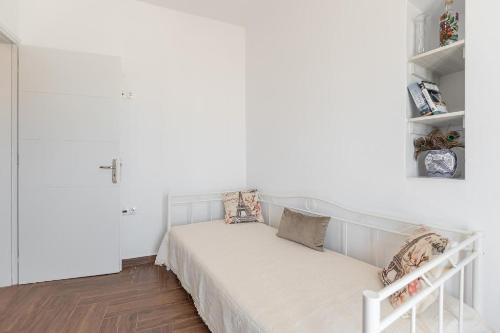 A bed or beds in a room at Naxian White House In Glinado