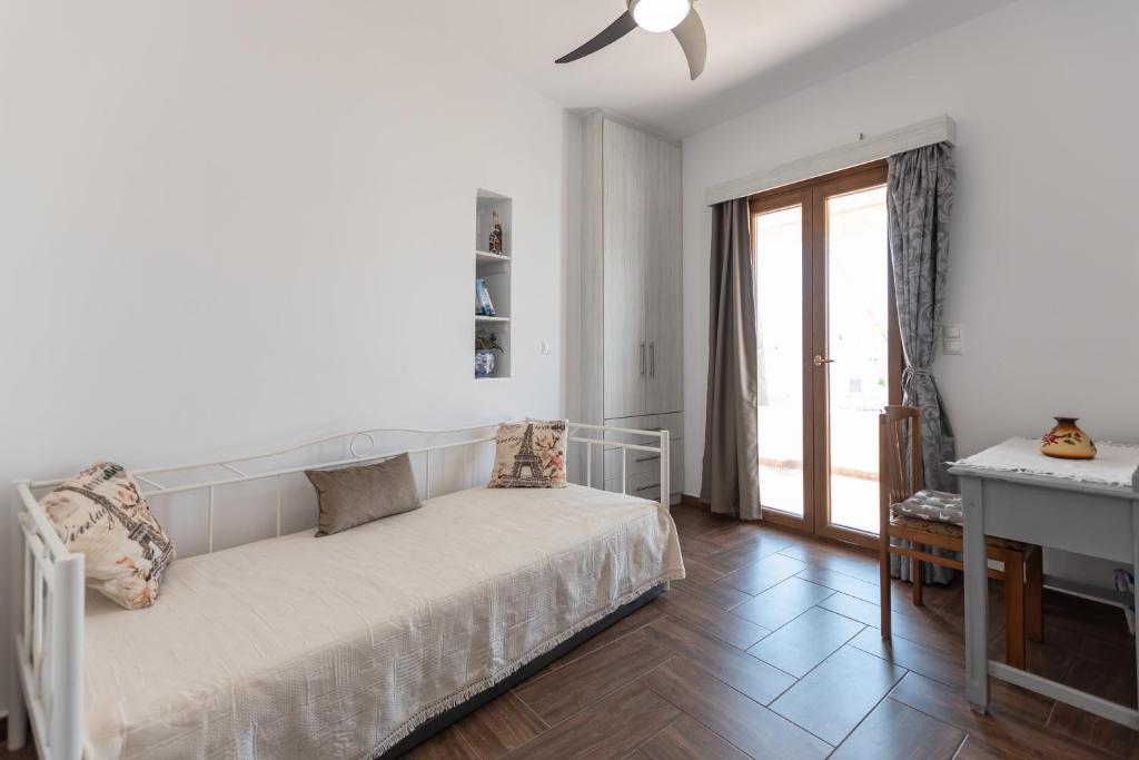 A bed or beds in a room at Naxian White House In Glinado