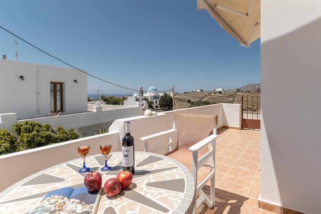 A balcony or terrace at Naxian White House In Glinado
