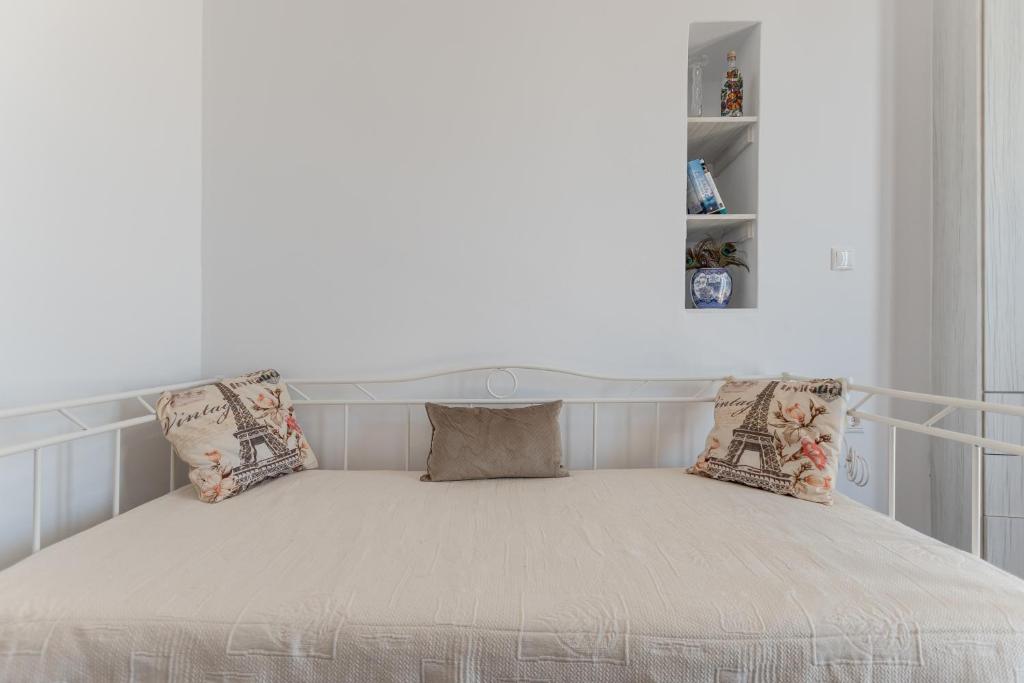 A bed or beds in a room at Naxian White House In Glinado