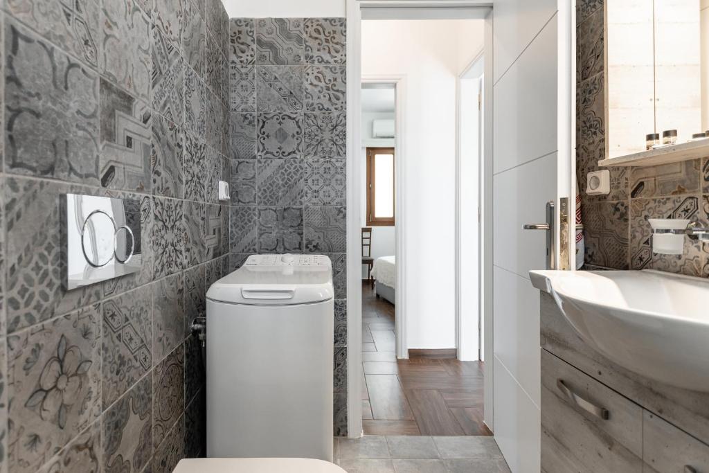 A bathroom at Naxian White House In Glinado