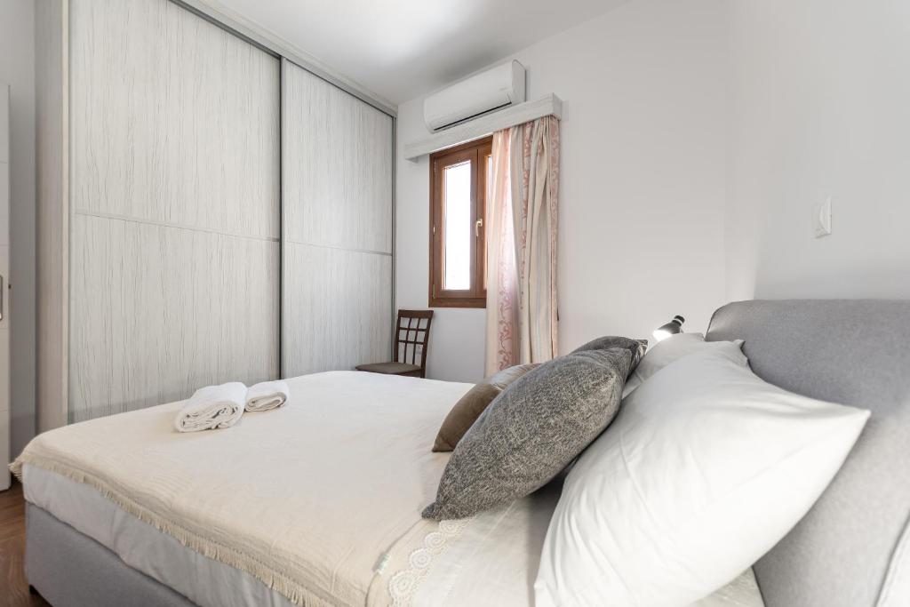 A bed or beds in a room at Naxian White House In Glinado