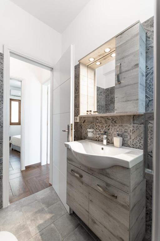 A bathroom at Naxian White House In Glinado