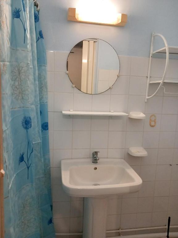 a bathroom with a sink and a mirror at Appartement d&#39;une chambre avec balcon et wifi a Le Vauclin a 3 km de la plage in Le Vauclin