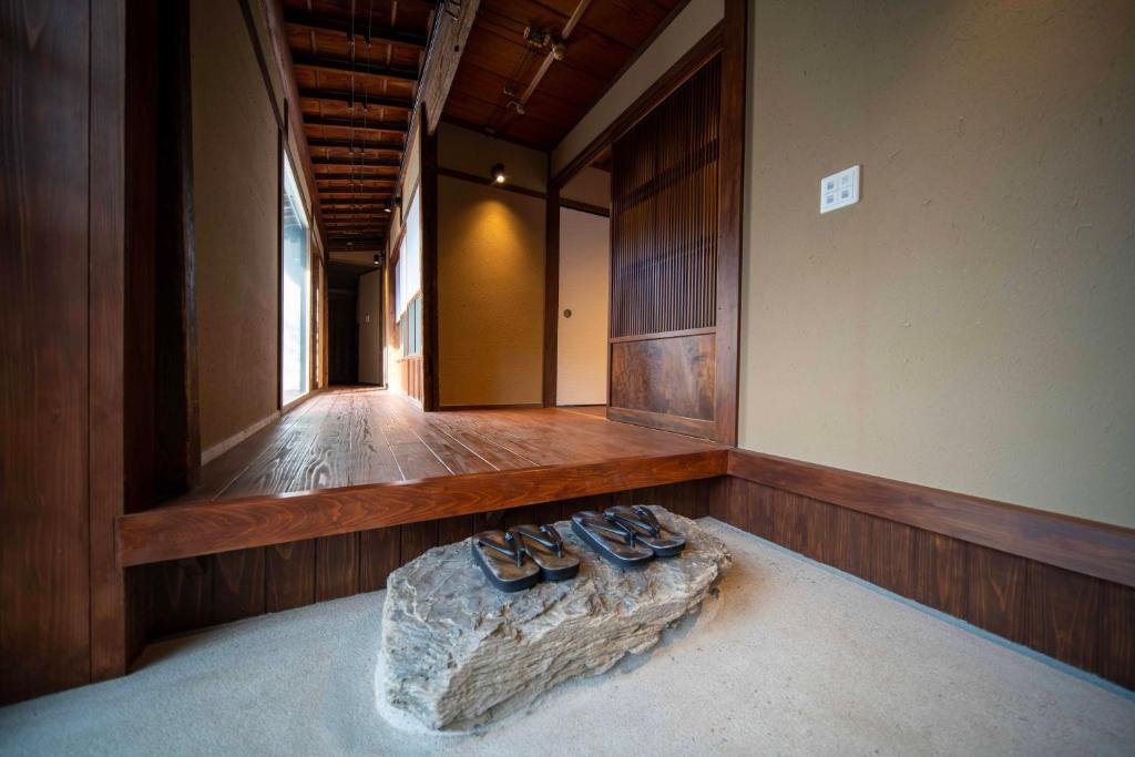 Postel nebo postele na pokoji v ubytování Castle Town Contemporary Ryokan 天籟 - TENRAI -