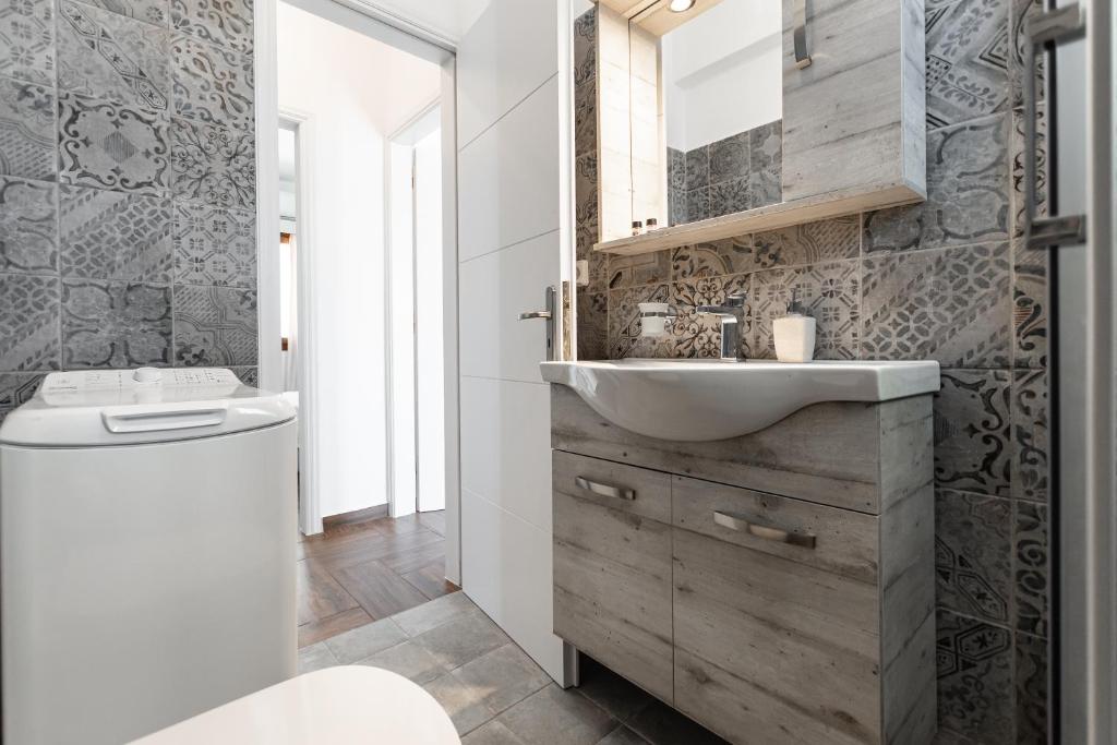 A bathroom at Naxian White House In Glinado