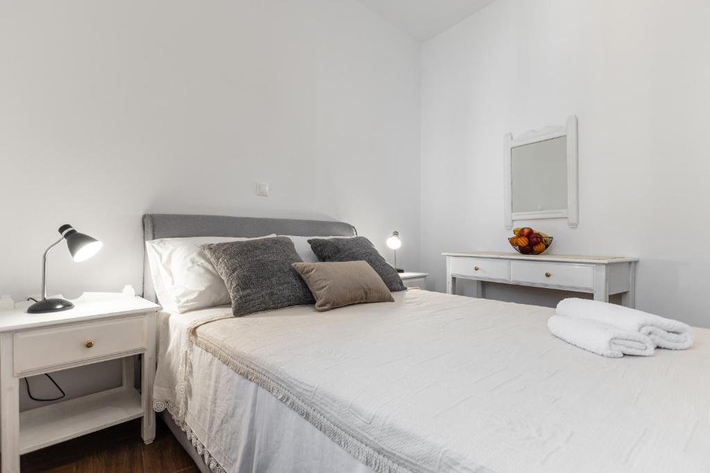 A bed or beds in a room at Naxian White House In Glinado