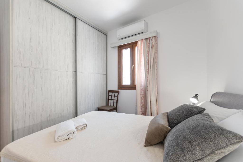 A bed or beds in a room at Naxian White House In Glinado