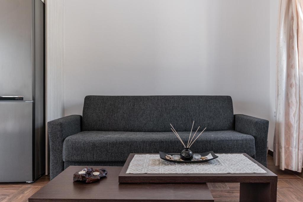 A seating area at Naxian White House In Glinado