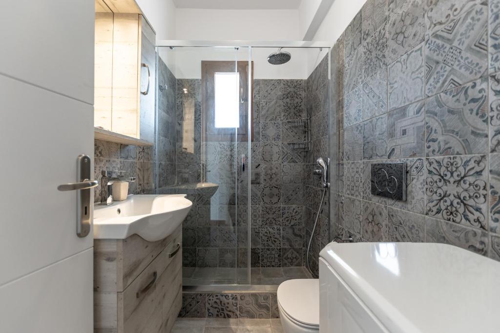 A bathroom at Naxian White House In Glinado