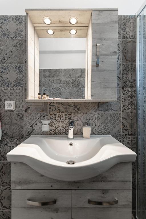 A bathroom at Naxian White House In Glinado