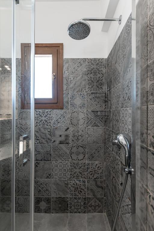 A bathroom at Naxian White House In Glinado