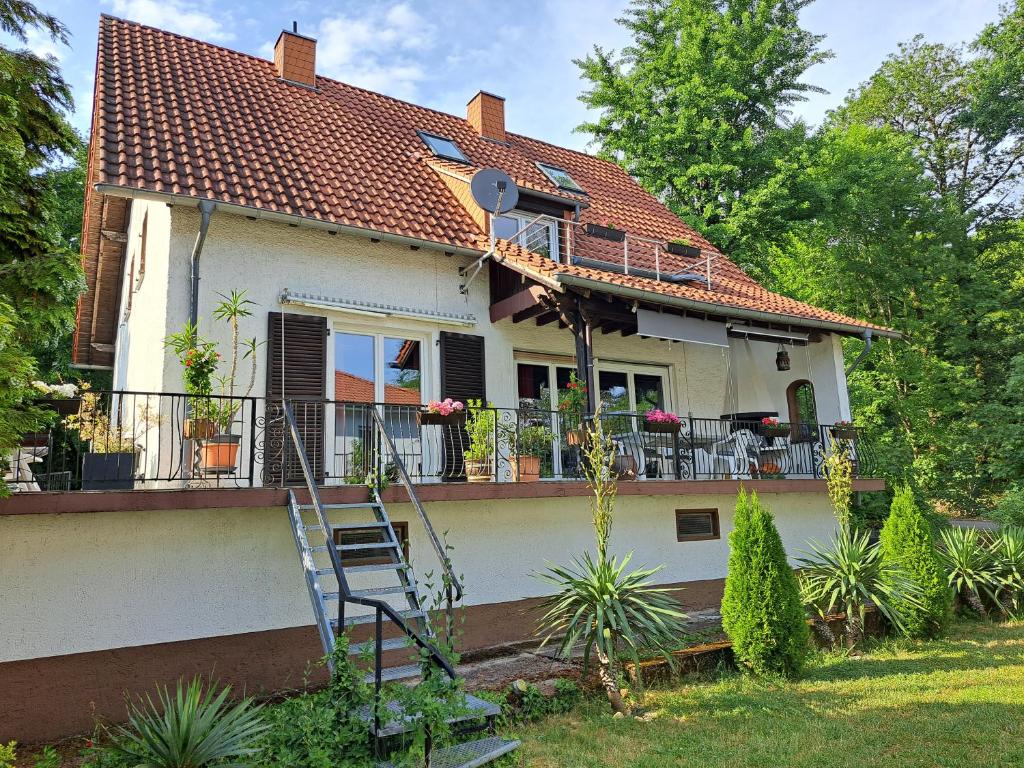 Weißes Haus mit Balkon in der Unterkunft Forsthaus an der Cloef in Mettlach