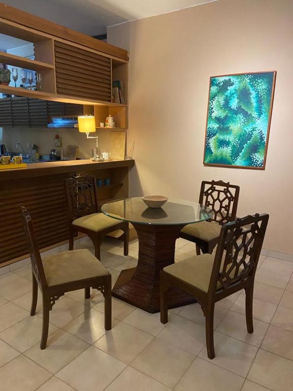 a dining room with a table and chairs and a kitchen at Apartamento Valledupar, exclusivo, cómodo y residencial in Valledupar