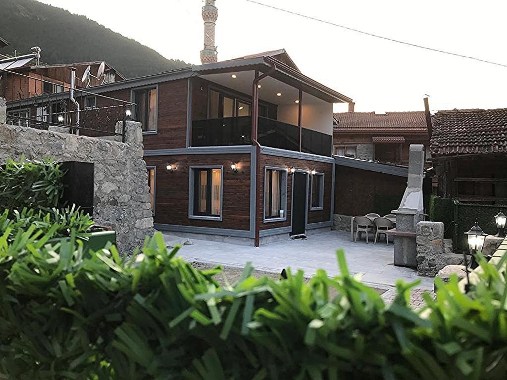 Una casa grande con un patio enfrente. en Garden House Uzungöl en Uzungol