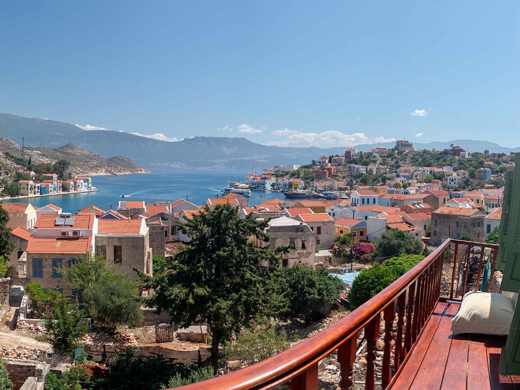 een balkon met uitzicht op de stad bij Blue Horizon Kastellorizo in Meyisti