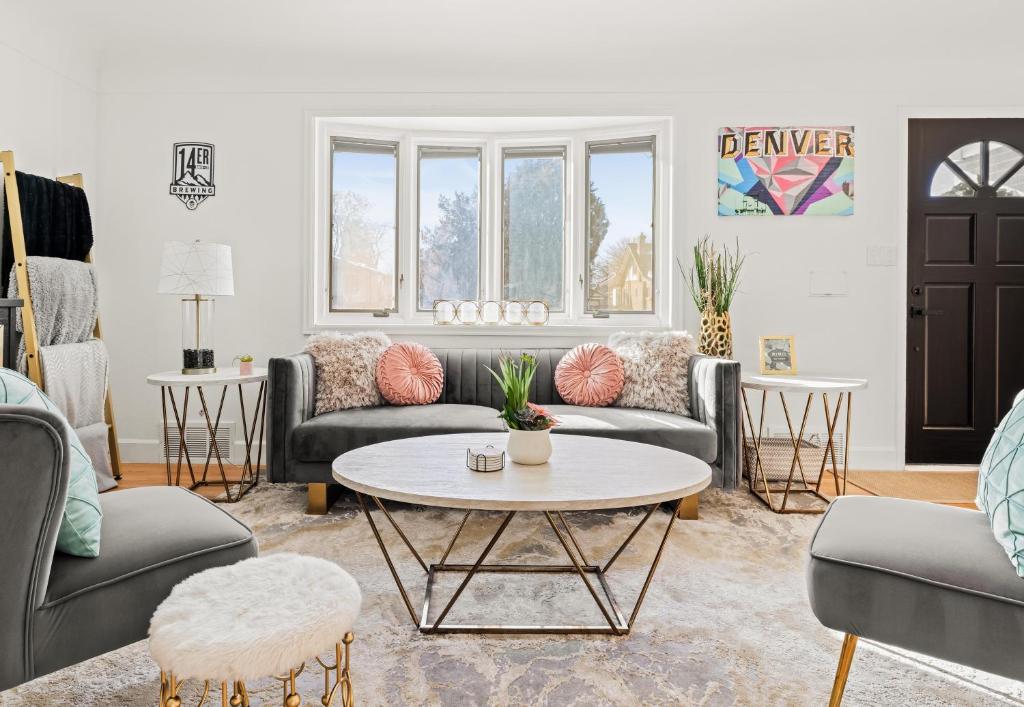 un soggiorno con divani e tavolo di New Colorful Home - Backyard Oasis - City Park a Denver