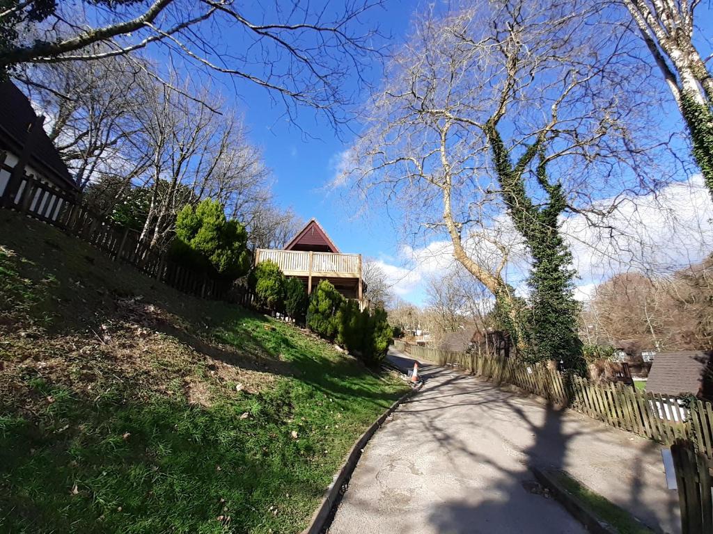un camino delante de una casa con una valla en Hillside, en Callington
