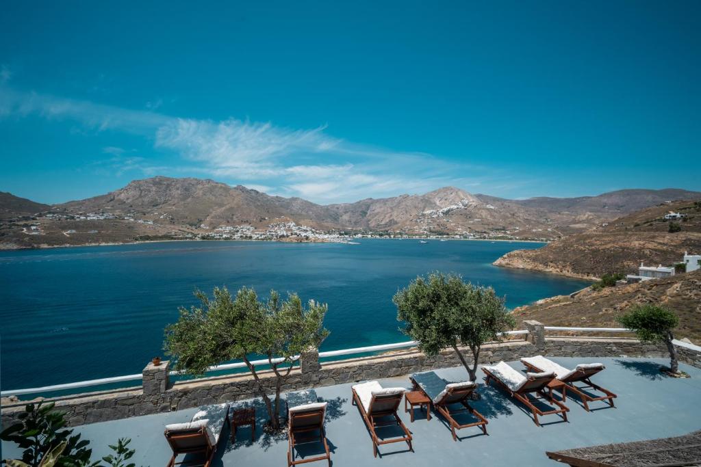 vista su una grande cassa d'acqua con sedie a sdraio di Astrio Suites a Livadi