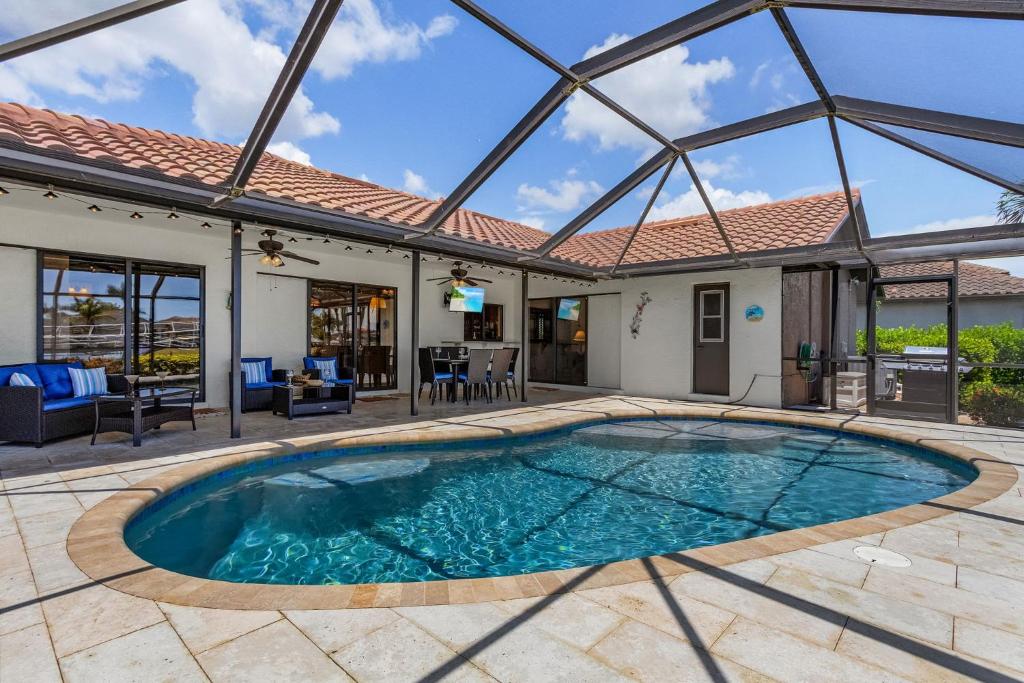 Πισίνα στο ή κοντά στο Canal Views, Heated Pool, Sleeps 8! - Magenta Sky and Key Lime Pie