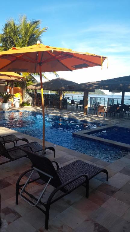 A piscina localizada em Pousada Maresias Beira Mar ou nos arredores