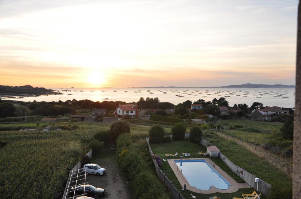 einem Luftblick auf ein Resort mit Pool und Meer in der Unterkunft Hotel Agrelo in Reboredo