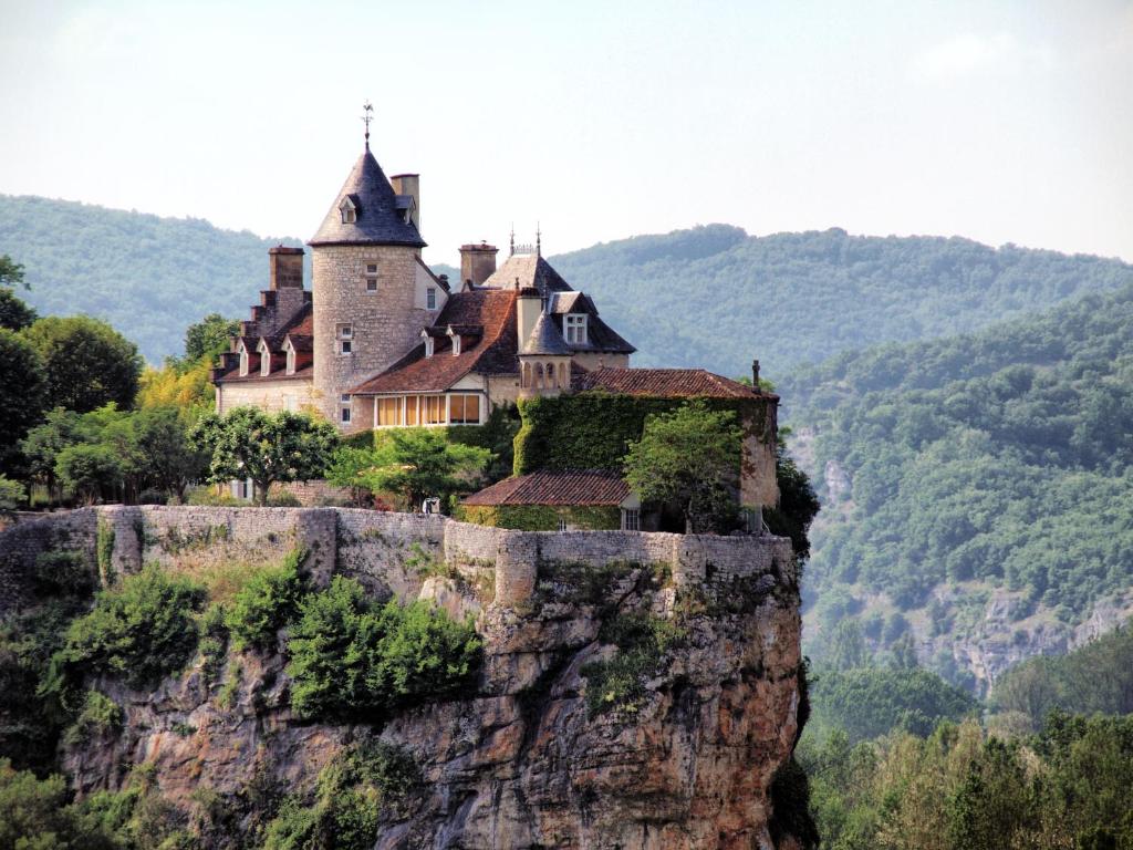 a castle on the edge of a cliff at Gîte "le haut des Poujades" in Reilhaguet