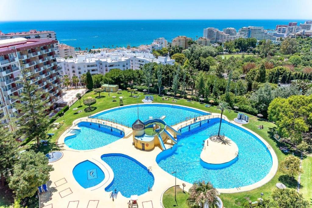 une image d'une grande piscine dans un complexe dans l'établissement Minerva Estudio Suite WHITE JASMINE, beach and pool BENALMADENA, à Benalmádena