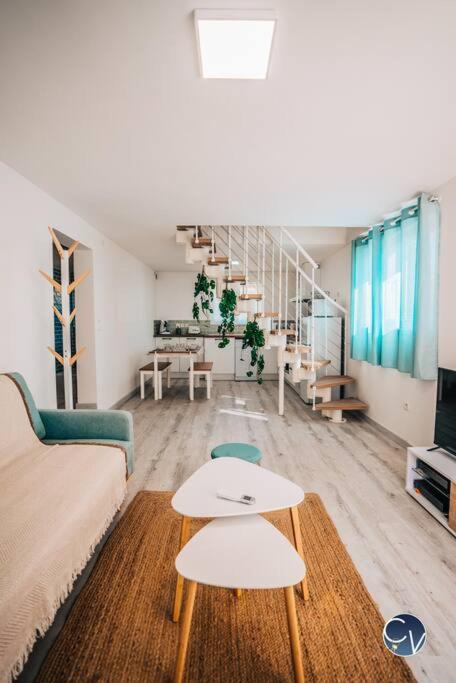 un salon avec un canapé et une table dans l'établissement Maison rénovée à 500 m du centre du village, à Goudargues