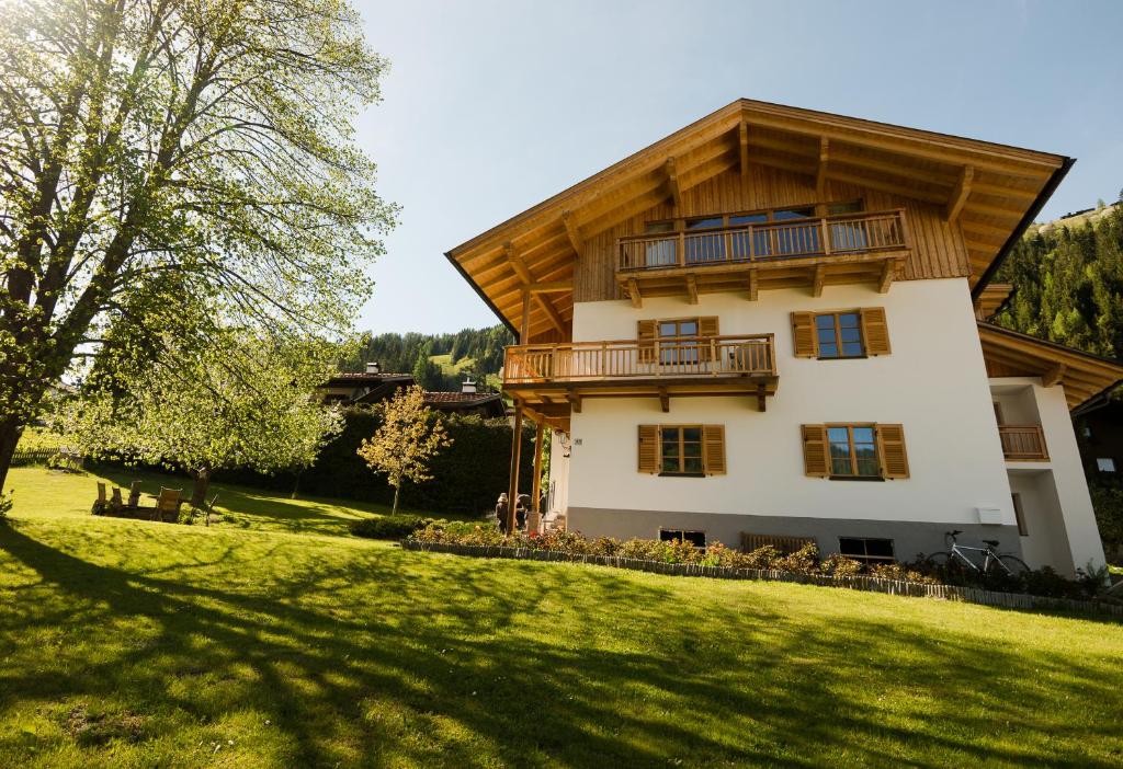una casa con techo de madera en un campo verde en Haus Francazi Sillian, en Sillian