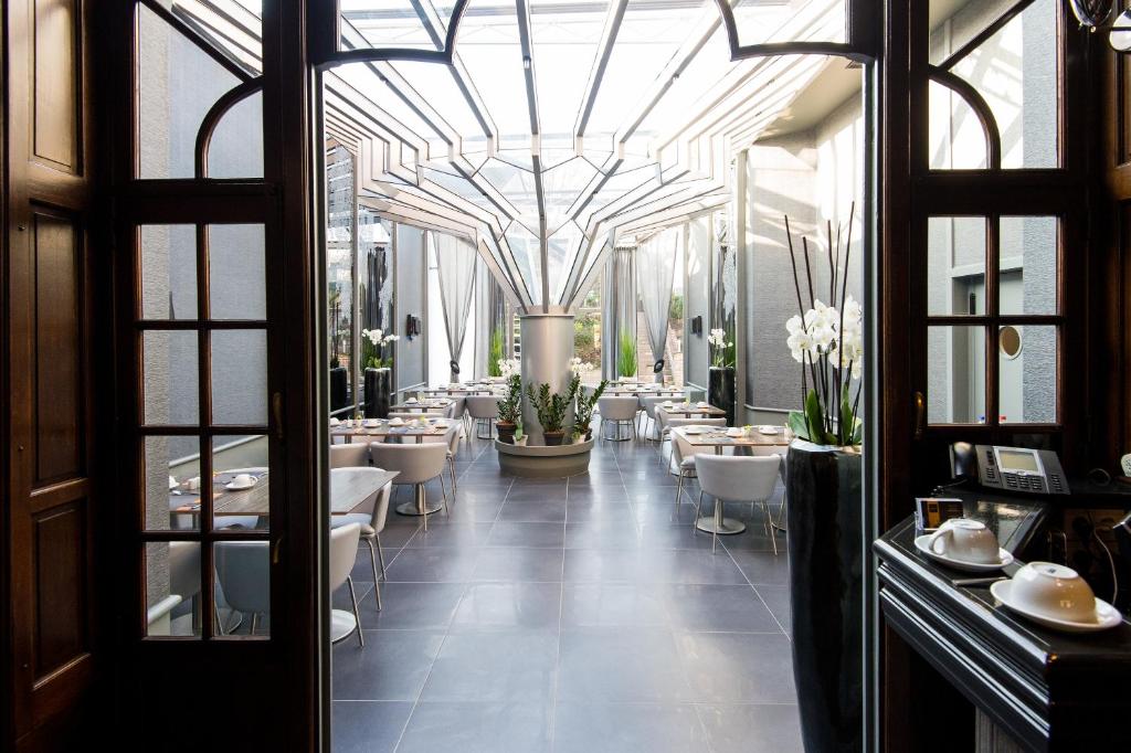 Posezení v ubytování La Reine Hôtel & Restaurant