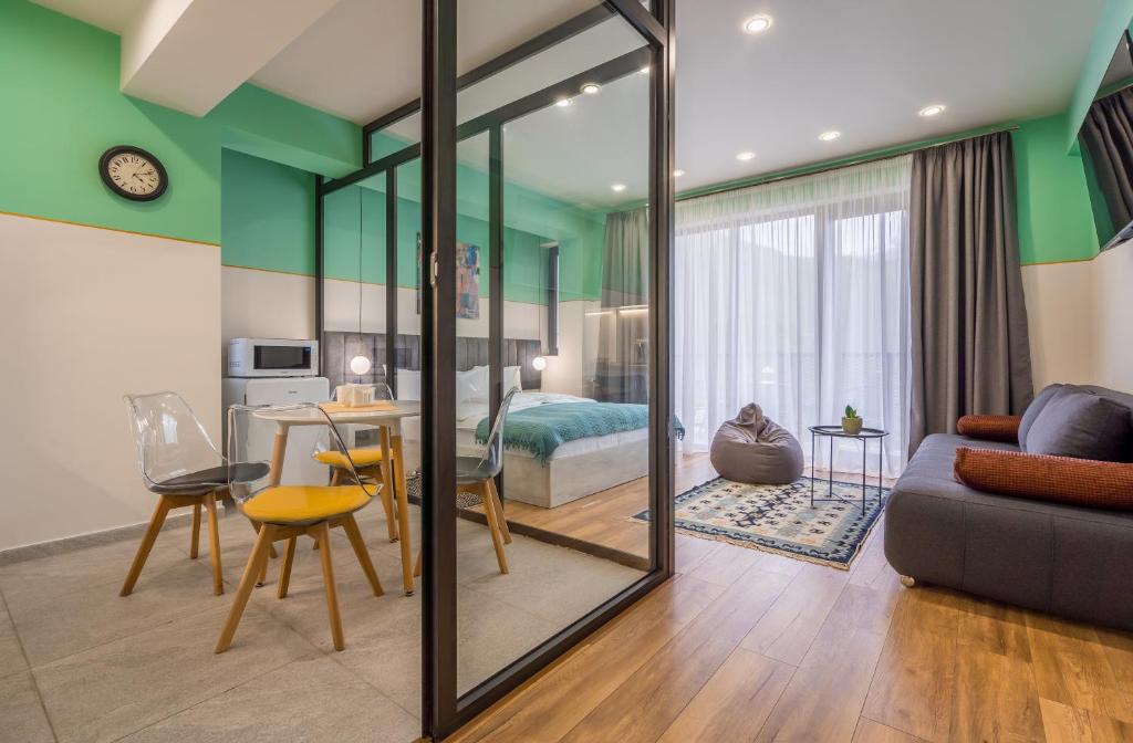 Devdaraki Apartments في كازباجي: غرفة مع غرفة معيشة وغرفة نوم