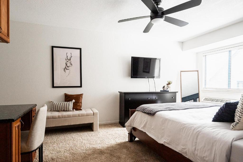 a bedroom with a bed and a ceiling fan at Sleeps 2 - Free Parking - DTC Boston Commons in Greenwood Village