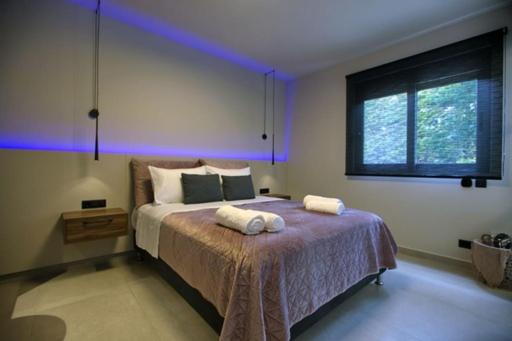 um quarto com uma cama com duas toalhas em Animus Premium apt em Nafplio