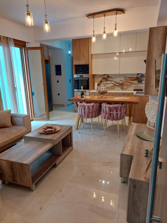 ein Wohnzimmer mit einem Sofa und einem Tisch in der Unterkunft Maria Ireon Apartment 1 with hot-tube in Ireo