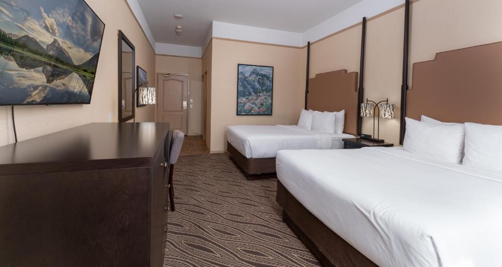 Postel nebo postele na pokoji v ubytování Prestige Inn Golden