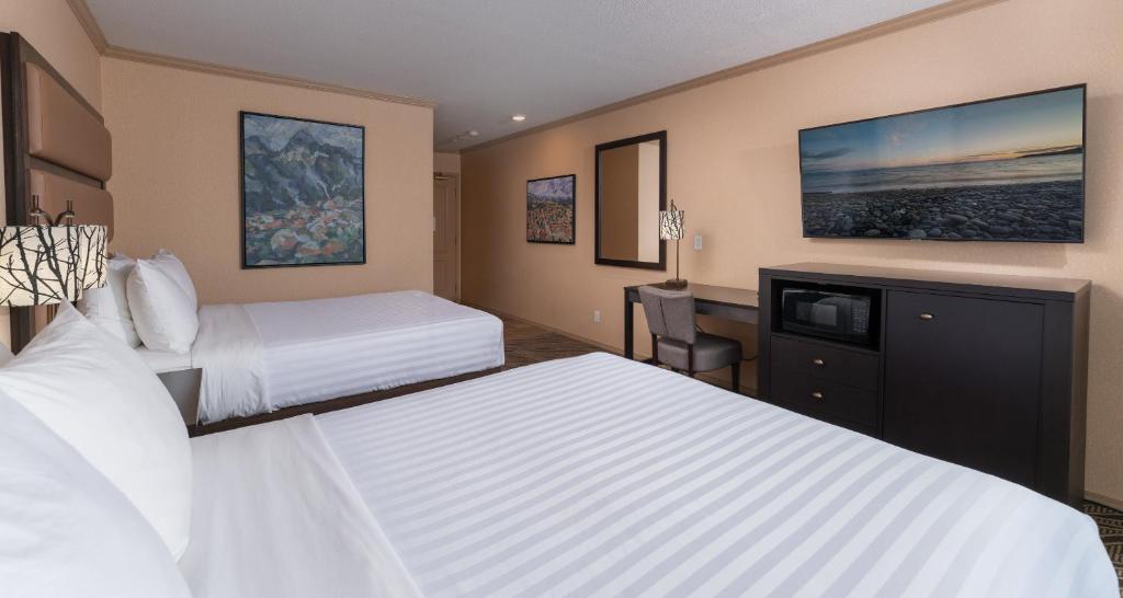 Postel nebo postele na pokoji v ubytování Prestige Inn Golden