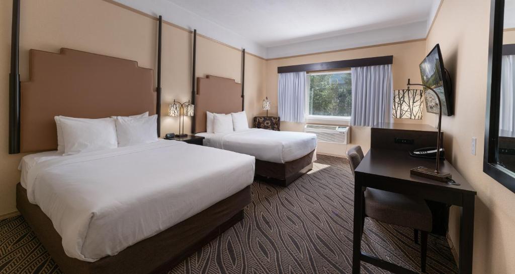 Postel nebo postele na pokoji v ubytování Prestige Inn Golden