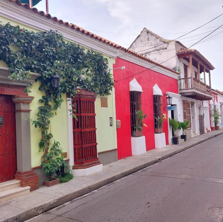 una calle con casas rojas y amarillas en una calle en Casa Be Getsemaní, en Cartagena de Indias