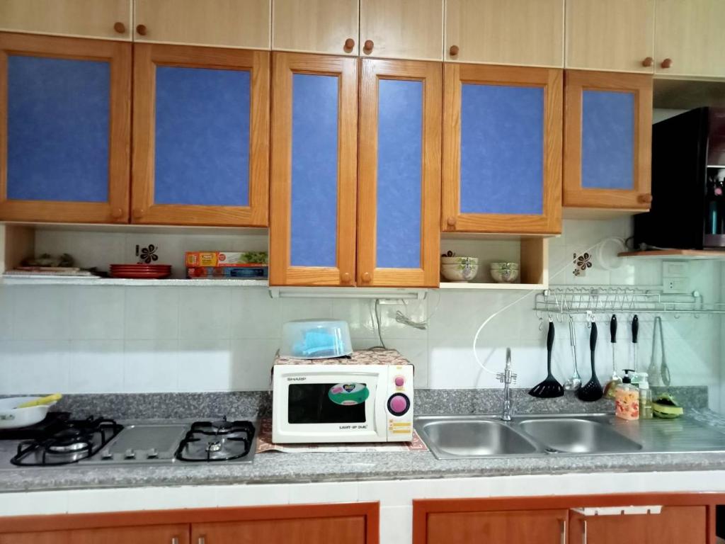 Kuchyň nebo kuchyňský kout v ubytování Casa Bonita Kanchanaburi