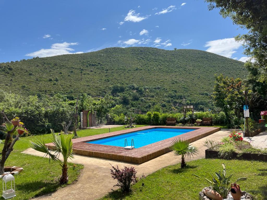 une piscine avec une montagne en arrière-plan dans l'établissement Casa De Crescenzo con piscina, à Bellona