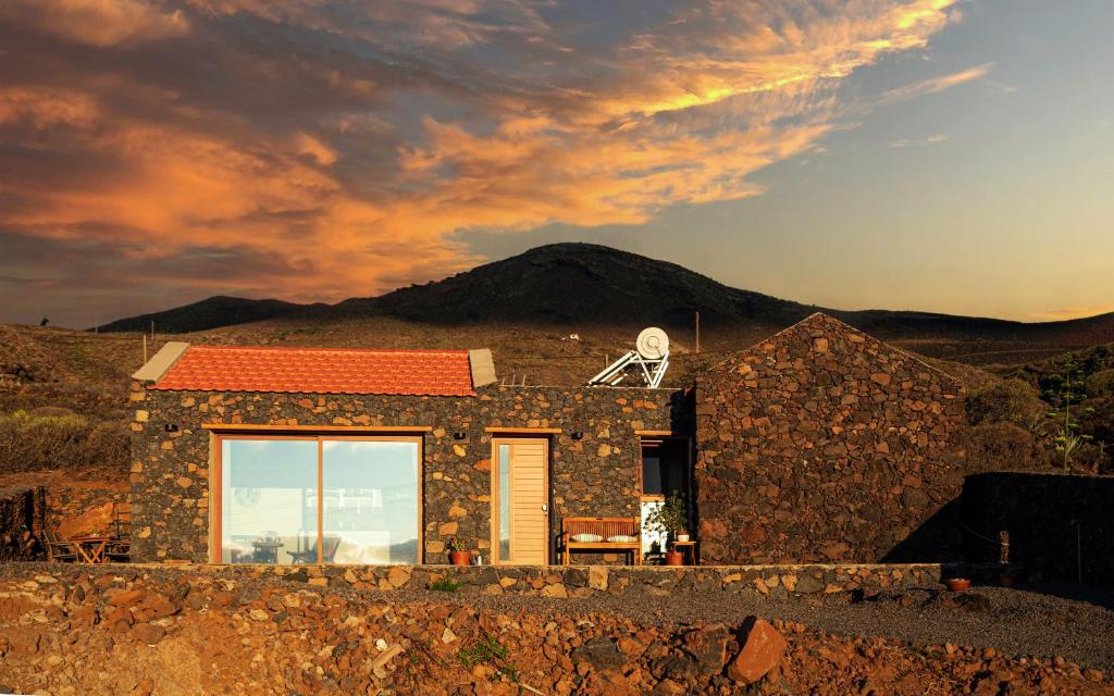 ein Haus mit einem Satelliten drauf in der Unterkunft La Candia y el Mar in Valverde