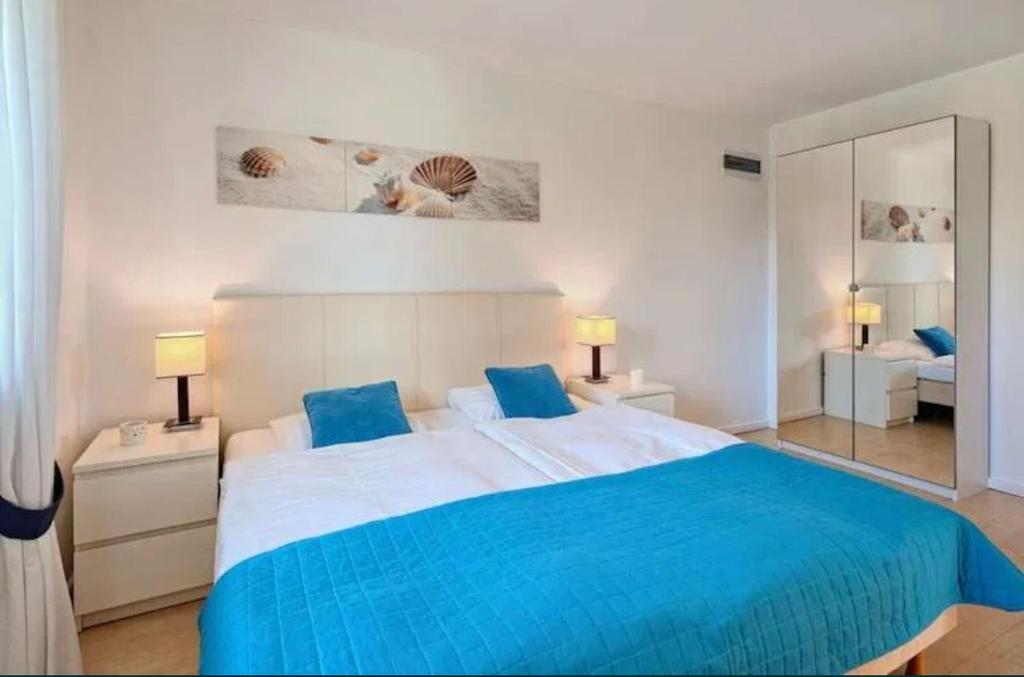 um quarto com uma cama azul e branca e um espelho em Villa Victoria em Rowy