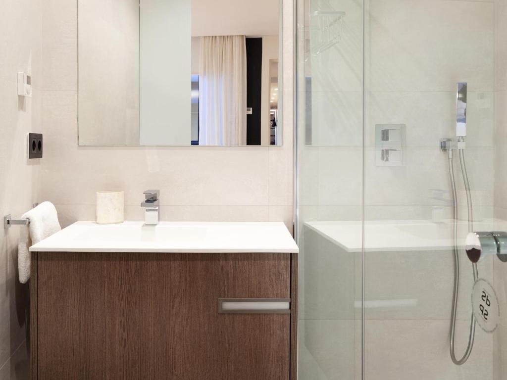 łazienka z umywalką i prysznicem w obiekcie INMálaga Penthouse Plaza De La Merced w Maladze