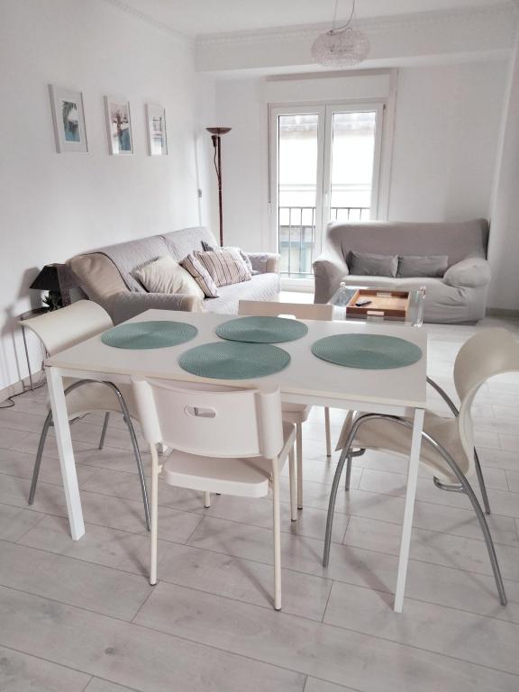 a living room with a white table and chairs at EL RINCON DE LUZ 2 in Padrón
