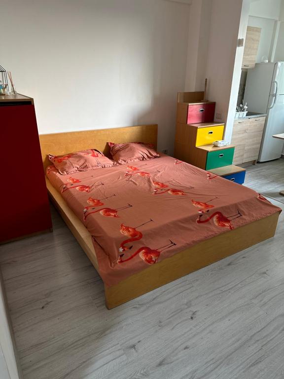 een slaapkamer met een bed met bloed erop bij Polux Studio in Dudu
