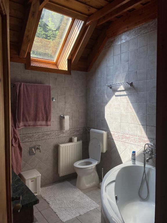 Kúpeľňa v ubytovaní Spacious 3 bedroom house with heated pool