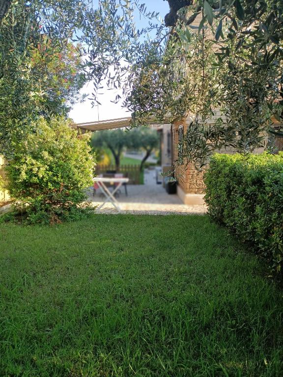 A garden outside VILLA GIULIANA stanze con bagno interno in Villa a 350 mt spiaggia libera Lido delle Sirene