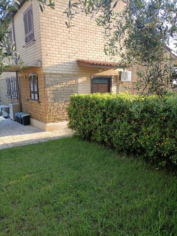 A garden outside VILLA GIULIANA stanze con bagno interno in Villa a 350 mt spiaggia libera Lido delle Sirene